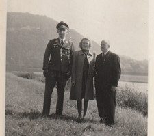 Flieger Offizier mit Familie Reiterabzeichen Dolch Orden 2WK Foto