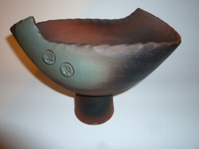 Ikebana Schale mit Fuß in Tonfarbe/Grau asymmetrisch mit Verzierungen