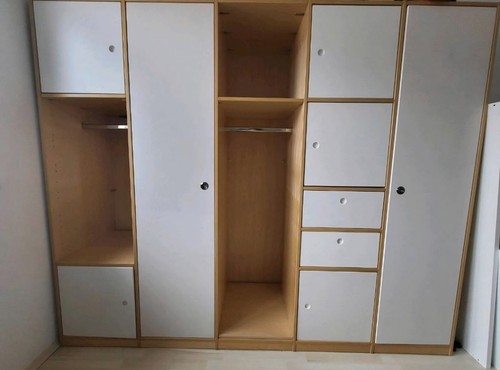 Kleiderschrank