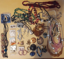 Modeschmuck Konvolut Ketten Armbänder Anhänger Brosche ...