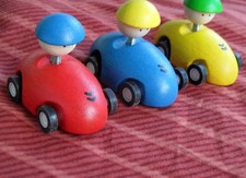 PLAN TOYS Kinderwelt Holzspielzeug Flitzauto, neu,  Aufzieh-Auto, 2 STÜCK rot/ge