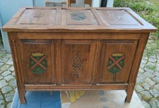 Antike Holztruhe aus Eiche – Handarbeit – Wappen – 50er/60er
