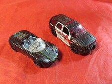 2 Modellautos,Hod-Wheels,Tesla Roadster,07Chevy Tahoe,1:64.,Alter?,bespielt
