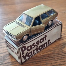 Volkswagen Werbemodell: Volkswagen Passat Variant in gold metallic 1:43 neu