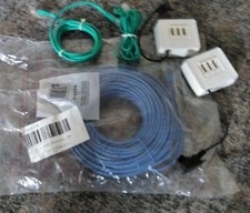 Netzwerkkabel und DSL-Splitter als Konvolut