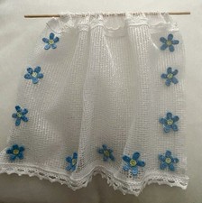 Gardine für das Puppenhaus