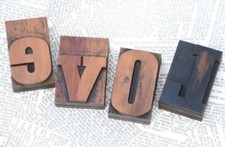 "LOVE" Holzbuchstaben Drucklettern Vintage shabby chic letterpress wood type alt