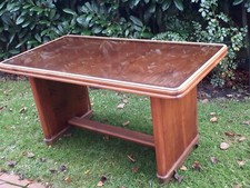 couchtisch,holz mit glasplatte,nussbaumfarben,