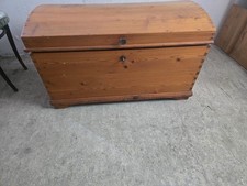 Antike Holztruhe aus massivem Kiefernholz mit Schloss & Schlüssel – 95x55x58 cm