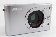 Nikon 1 J1 Body silber, sehr guter Zustand, 1500 Auslösungen