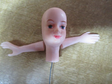 Puppenkopf  ca. 7cm mit Draht zum Befestigen Wachs 2 Hände ca. 5cm