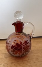 Rubinrote geschliffene Karaffe