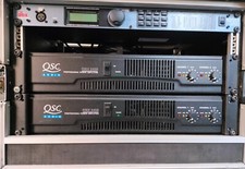 2x QSC RMX2450 Endstufen (ohne abgebildetes dbx)  im DoppelTür-Rack Top Zustand