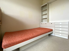 Bett mit Unterbettkasten inklusive Lattenrost und Matratze, weiß, guter Zustand