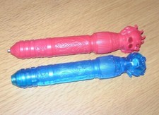 Monster High Stfite rot mit leucht Funktion- blau mit Metallspitze? 