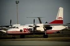 Dia YR-ADK Antonov An-26B DHL 35mm gerahmt OP-L9-45