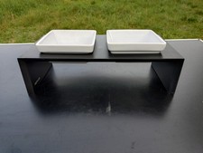 Futterstation Futterbar von Replus schwarz mit 2 weißen Keramik Näpfen