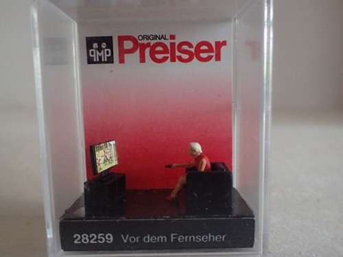 Preiser vor dem fernseher frau - vor,