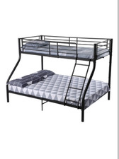 Schwartze Etagenbett oben 90x200 unten 140x200 