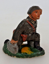 NVA-Soldat kniend mit