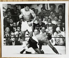 MUHAMMAD ALI STEHT ÜBER SONNY LISTON SEHR SELTENES ORIGINAL PRESSEFOTO 1965!!