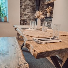 Waney / Live Edge Massivholz Esstisch mit X Kreuzform Metallbeinen