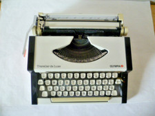 Reiseschreibmaschine Olympia Traveller de Luxe, Weiß