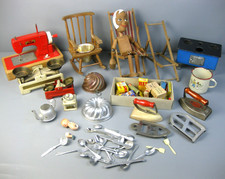 Konvolut altes Spielzeug u.a. Blechspielzeug Regina Nähmaschine Puppenherd Waage