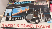 Revell Electronic Peterbilt & Gravel Trailer 1:25