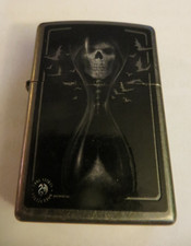 Zippo  "ANNE STOKES SKULL" - Sanduhr  Feuerzeug, Schädel u. fliegende Vögel