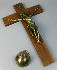 altes Kruzifix Wandkreuz Kreuz mit Jesus Figur und Weihwasserbecken Messing Holz