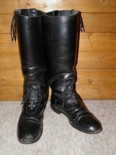 Schwarze lange Reitstiefel