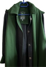 Trachtenponcho Damen in grauem Loden mit Kapuze und grünem Schal, in Größe M,