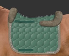 Mattes Schabracke Dressur CRYSTAL DR L Steppstoff  racing green Lammfell schlamm