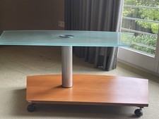 TV Tisch drehbar mit Rollen,  Nussbaumholz, hochwertig 