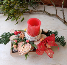 Adventsgesteck mit Holz in rot