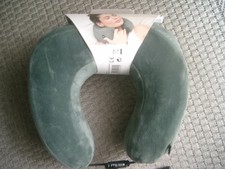 Tchibo TCM Reise Nackenkissen mit Vibrations Massagefunktion  Batteriebetrieben