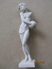 Hutschenreuther Kunstabteilung Karl Tutter Junge mit Ball Signiert ca 44 cm hoch