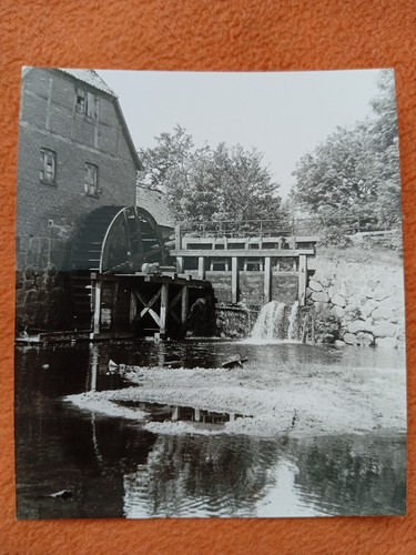 Echtfoto wehr und wasserrad - und,