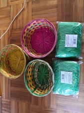 3 Bunte Körbchen mit  Deko Gras