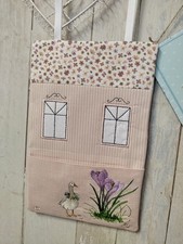 Haus mit Frühblüherwiese