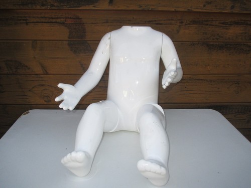 Schaufensterpuppe sitzend