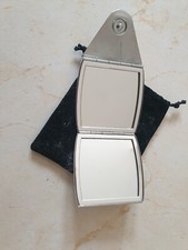 silberner Handtaschenspiegel zum Klappen im Samtsäckchen