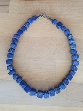 Halskette aus Lapislazuli Steinen