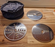 Reibescheiben / Schneidscheiben  mit Tasche für Durchlaufschnitzler Bosch Mum 4