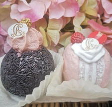 2 x Petit Fours Törtchen Macarons Rosa Chic Antique Rumkugel Cupcake Fake Kuchen
