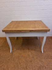 Ausziehtisch mit weißen