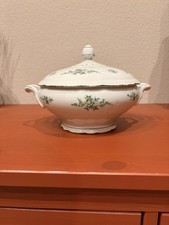 Suppenterrine aus Porzellan