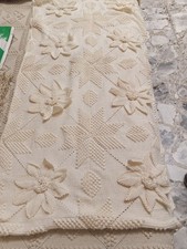 Tagesdecke plus Kissenbezug groß gehäkelt mit geprägten Details