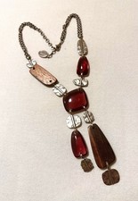 Konplott.  Collier Earth, Wind and Business